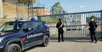 Rifiuti, i carabinieri sequestrano la discarica di Campana: denunciato il sindaco
